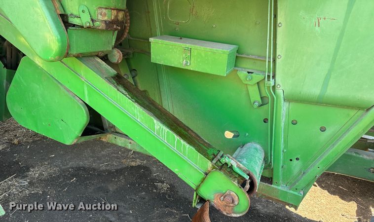 image for item EJ2770 1981 John Deere 7720 combine