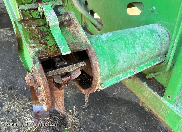 image for item EJ2770 1981 John Deere 7720 combine