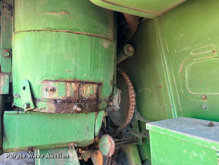 image for item EJ2770 1981 John Deere 7720 combine