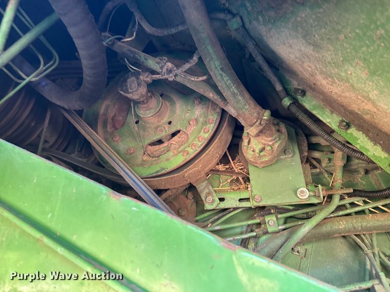 image for item EJ2770 1981 John Deere 7720 combine