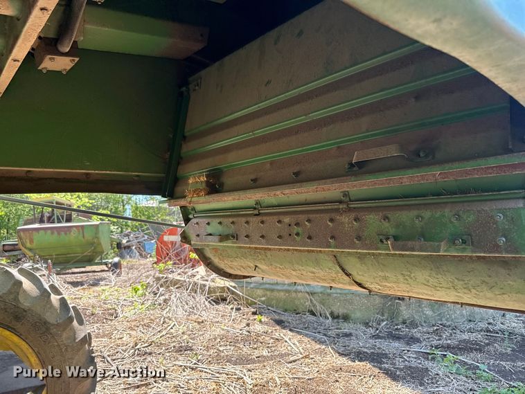 image for item EJ2770 1981 John Deere 7720 combine