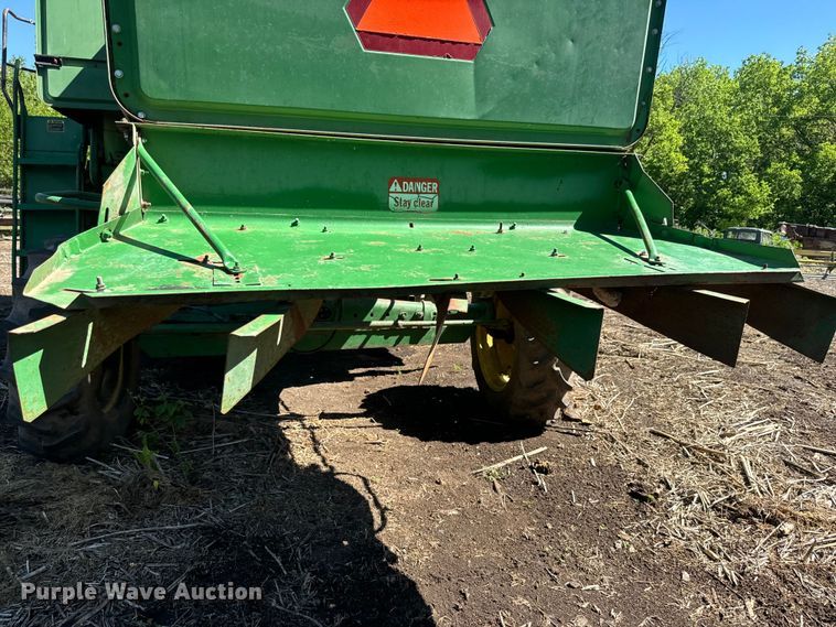 image for item EJ2770 1981 John Deere 7720 combine