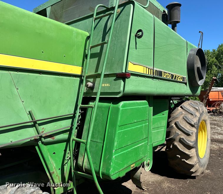 image for item EJ2770 1981 John Deere 7720 combine