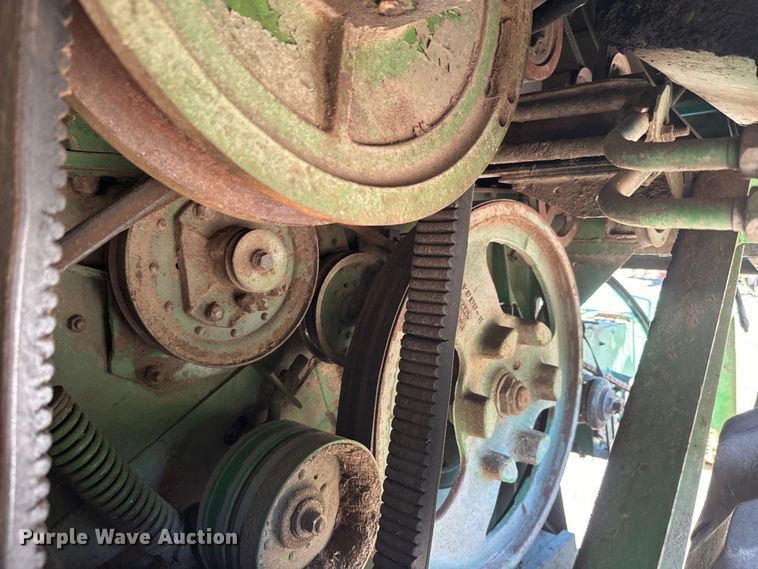 image for item EJ2770 1981 John Deere 7720 combine