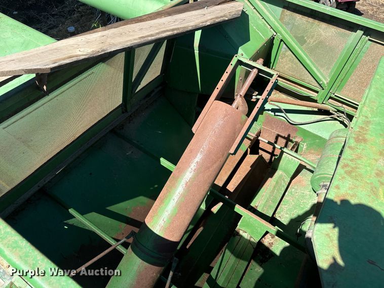 image for item EJ2770 1981 John Deere 7720 combine