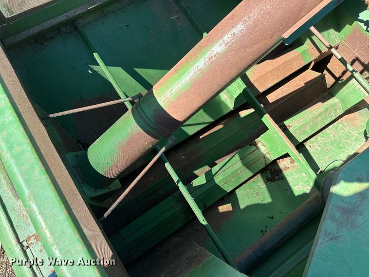 image for item EJ2770 1981 John Deere 7720 combine