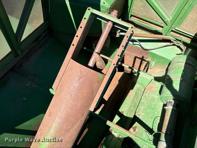image for item EJ2770 1981 John Deere 7720 combine