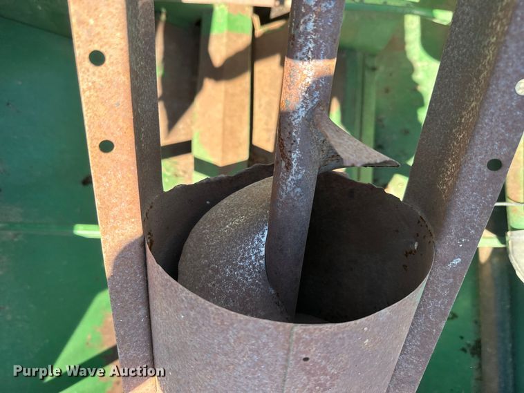 image for item EJ2770 1981 John Deere 7720 combine