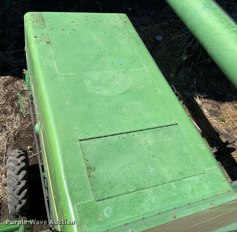 image for item EJ2770 1981 John Deere 7720 combine