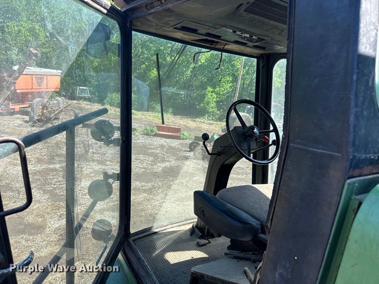 image for item EJ2770 1981 John Deere 7720 combine