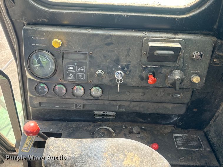 image for item EJ2770 1981 John Deere 7720 combine