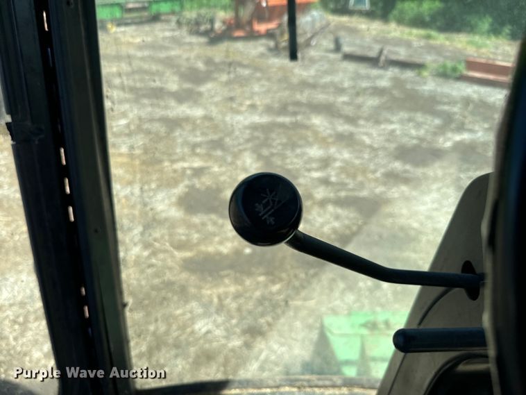 image for item EJ2770 1981 John Deere 7720 combine