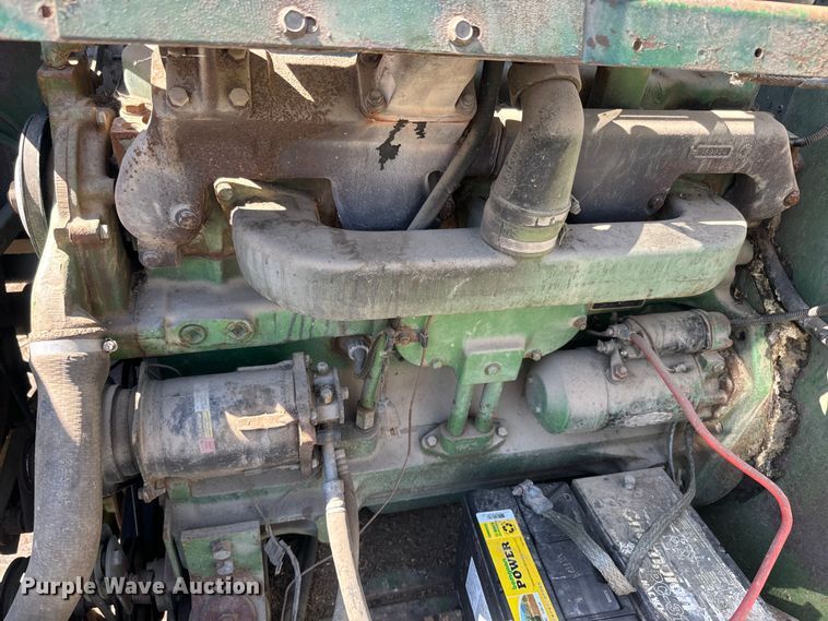 image for item EJ2770 1981 John Deere 7720 combine