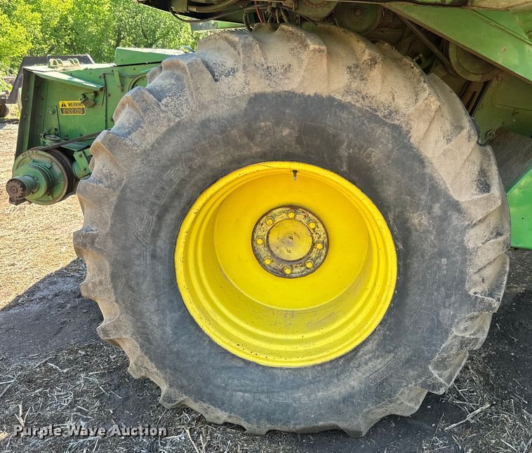 image for item EJ2770 1981 John Deere 7720 combine