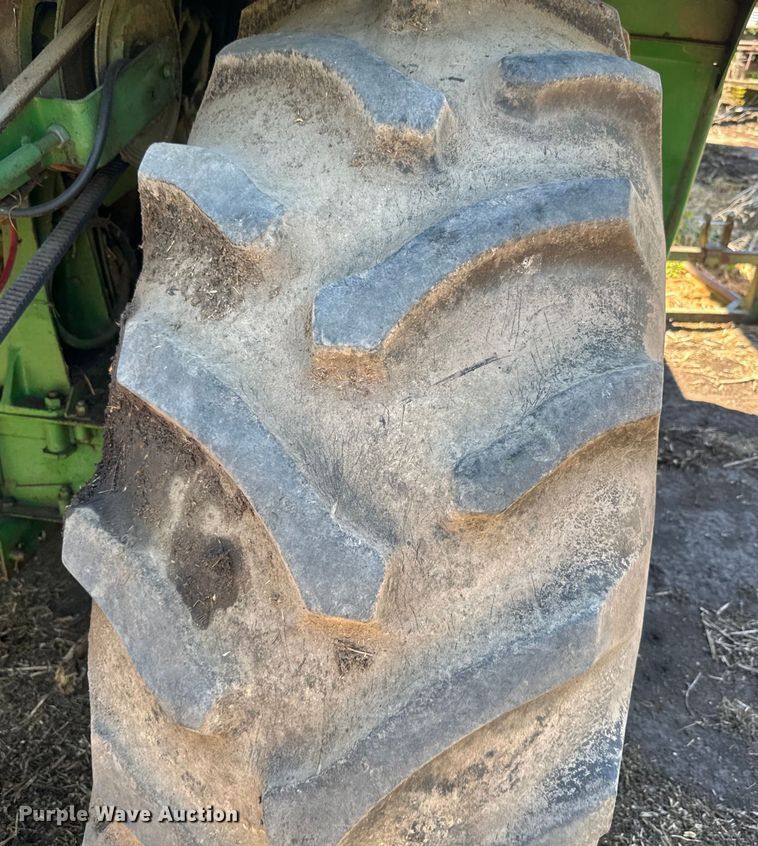 image for item EJ2770 1981 John Deere 7720 combine