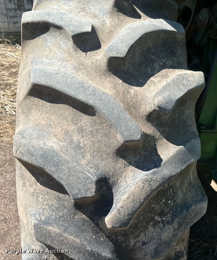 image for item EJ2770 1981 John Deere 7720 combine