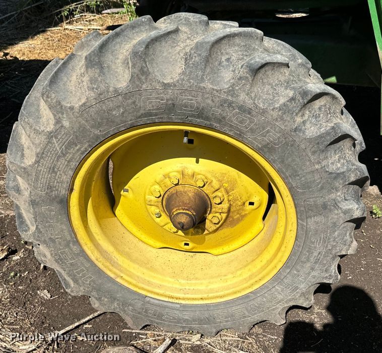 image for item EJ2770 1981 John Deere 7720 combine