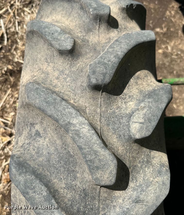 image for item EJ2770 1981 John Deere 7720 combine