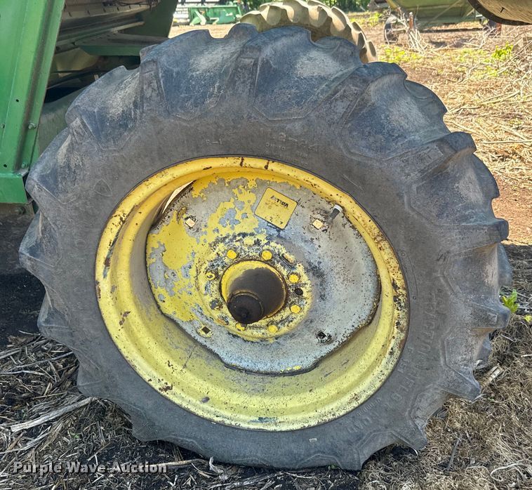 image for item EJ2770 1981 John Deere 7720 combine