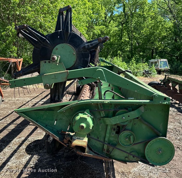 image for item EJ2770 1981 John Deere 7720 combine