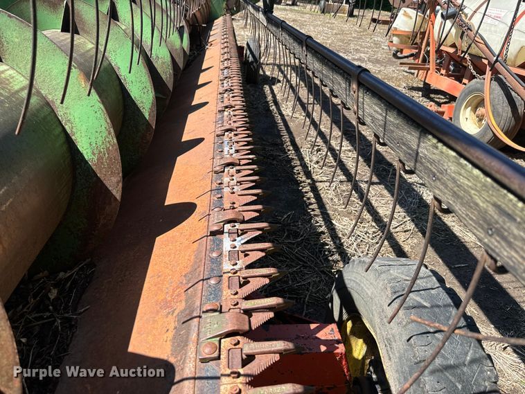 image for item EJ2770 1981 John Deere 7720 combine