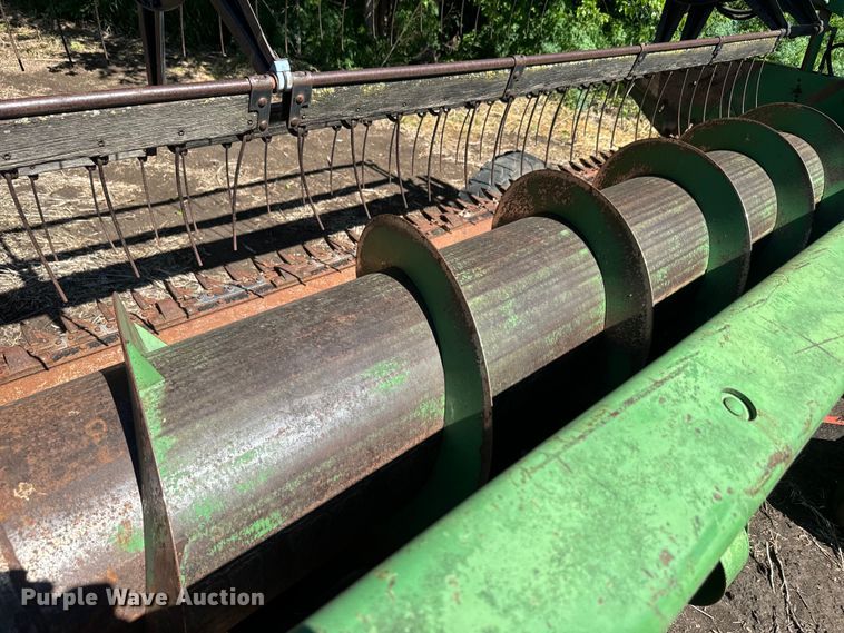 image for item EJ2770 1981 John Deere 7720 combine