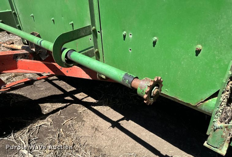 image for item EJ2770 1981 John Deere 7720 combine
