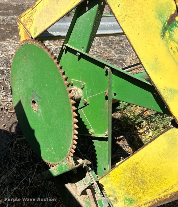 image for item EJ2770 1981 John Deere 7720 combine