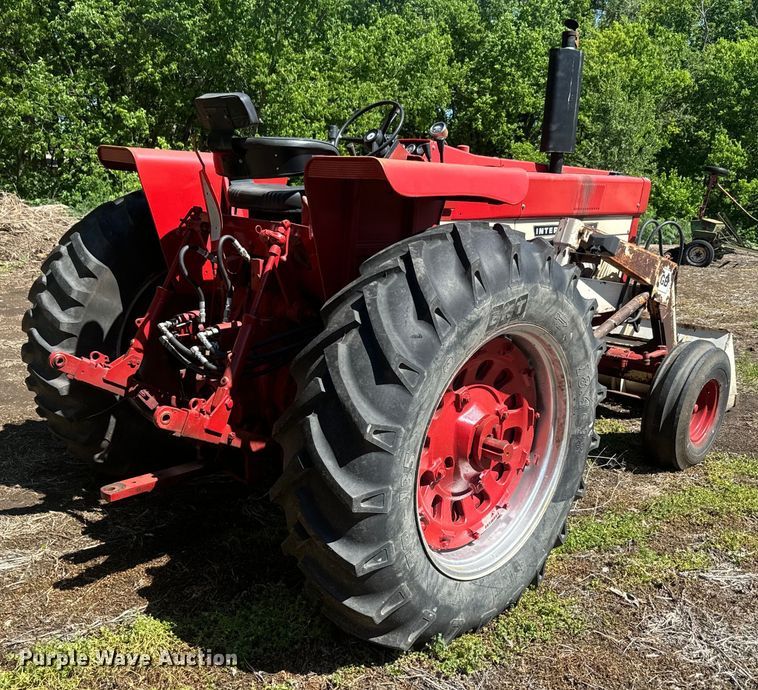 image for item EJ2773 1974 International Harvester Farmall 966 tractor