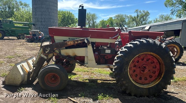 image for item EJ2773 1974 International Harvester Farmall 966 tractor