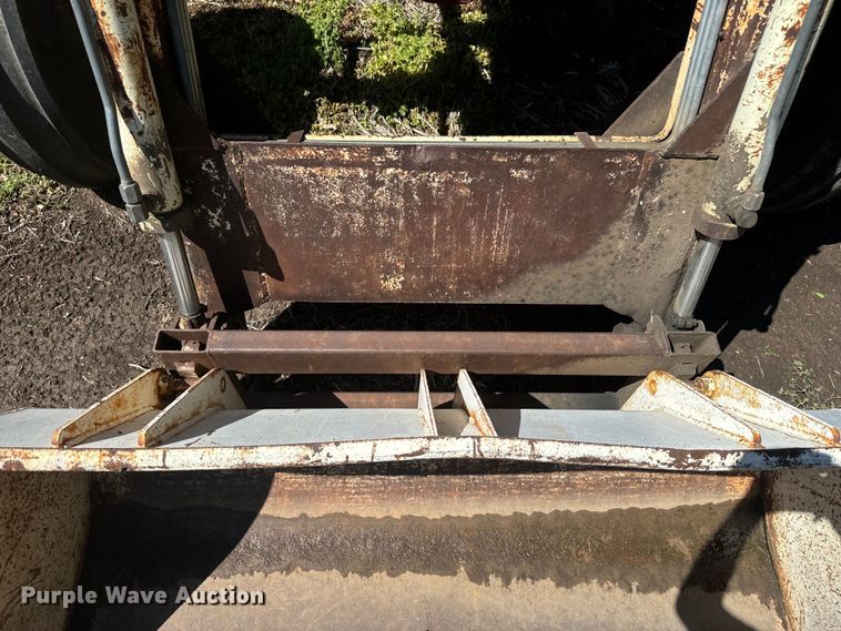 image for item EJ2773 1974 International Harvester Farmall 966 tractor