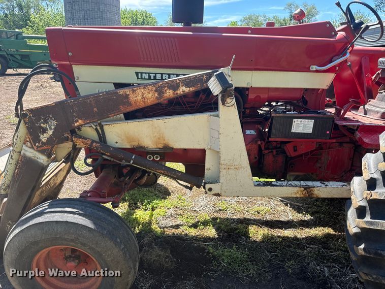 image for item EJ2773 1974 International Harvester Farmall 966 tractor