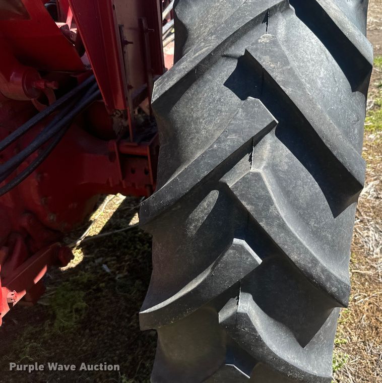 image for item EJ2773 1974 International Harvester Farmall 966 tractor