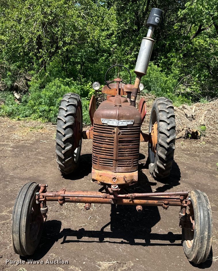 image for item EJ2774 1948 International Harvester Farmall H tractor