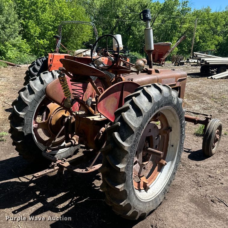 image for item EJ2774 1948 International Harvester Farmall H tractor
