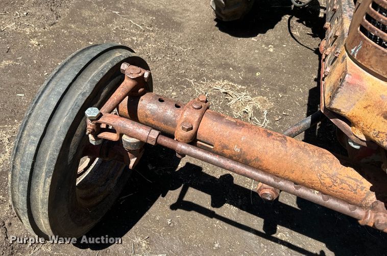 image for item EJ2774 1948 International Harvester Farmall H tractor