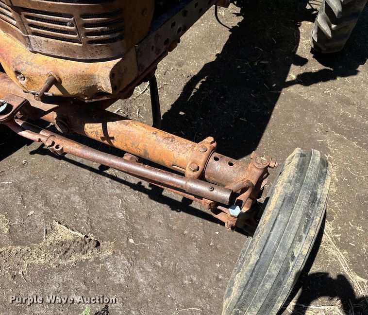 image for item EJ2774 1948 International Harvester Farmall H tractor