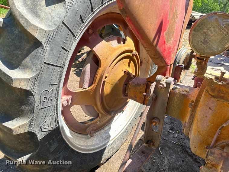 image for item EJ2774 1948 International Harvester Farmall H tractor