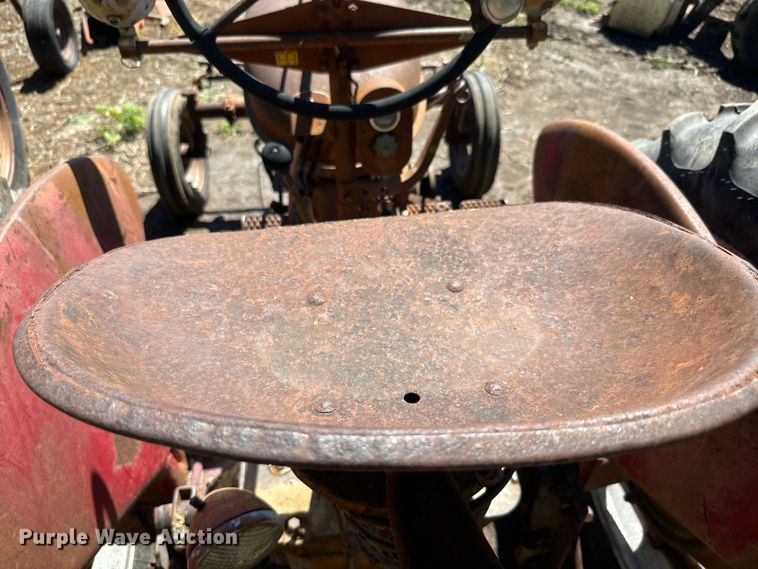 image for item EJ2774 1948 International Harvester Farmall H tractor