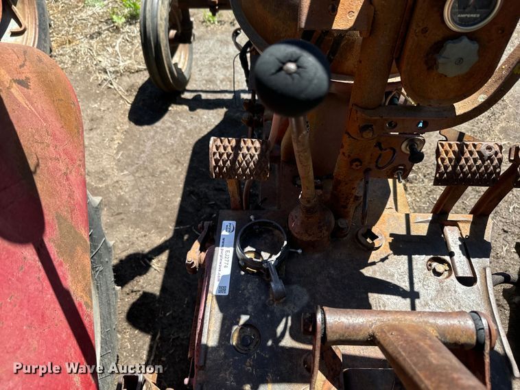 image for item EJ2774 1948 International Harvester Farmall H tractor