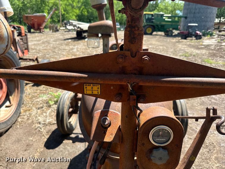 image for item EJ2774 1948 International Harvester Farmall H tractor