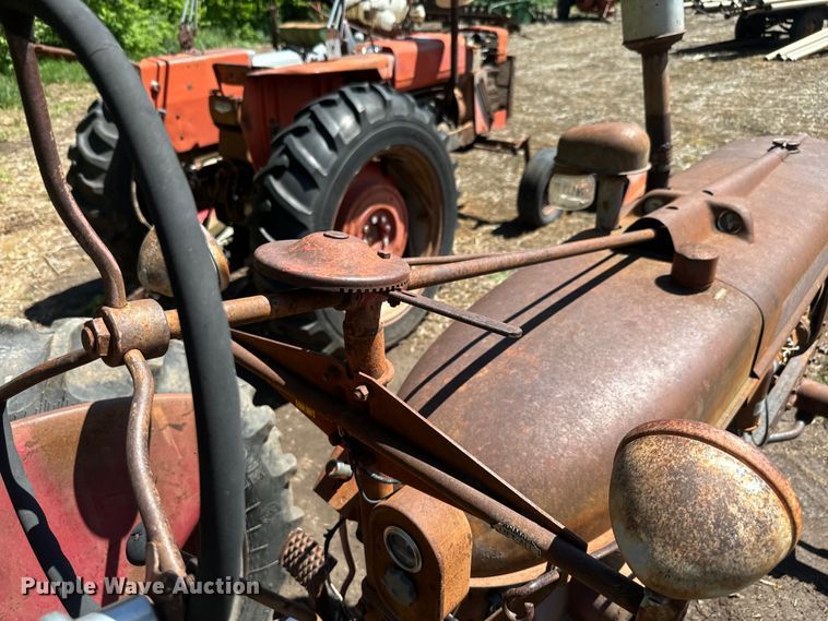 image for item EJ2774 1948 International Harvester Farmall H tractor