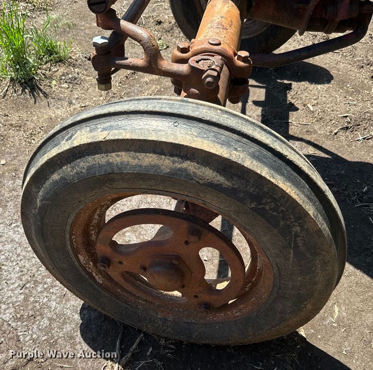 image for item EJ2774 1948 International Harvester Farmall H tractor