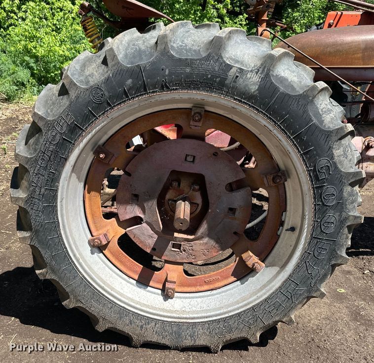 image for item EJ2774 1948 International Harvester Farmall H tractor