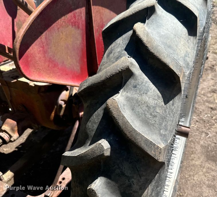 image for item EJ2774 1948 International Harvester Farmall H tractor