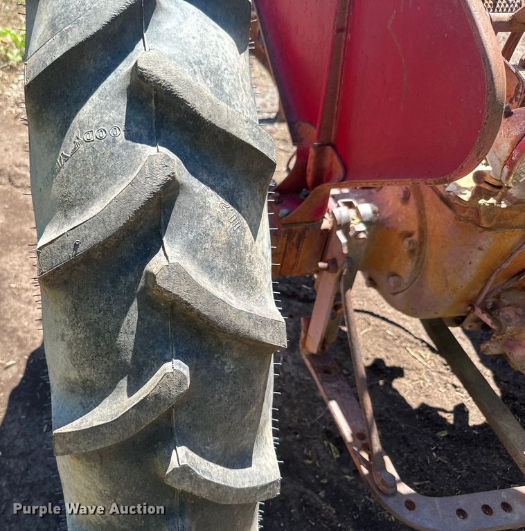 image for item EJ2774 1948 International Harvester Farmall H tractor