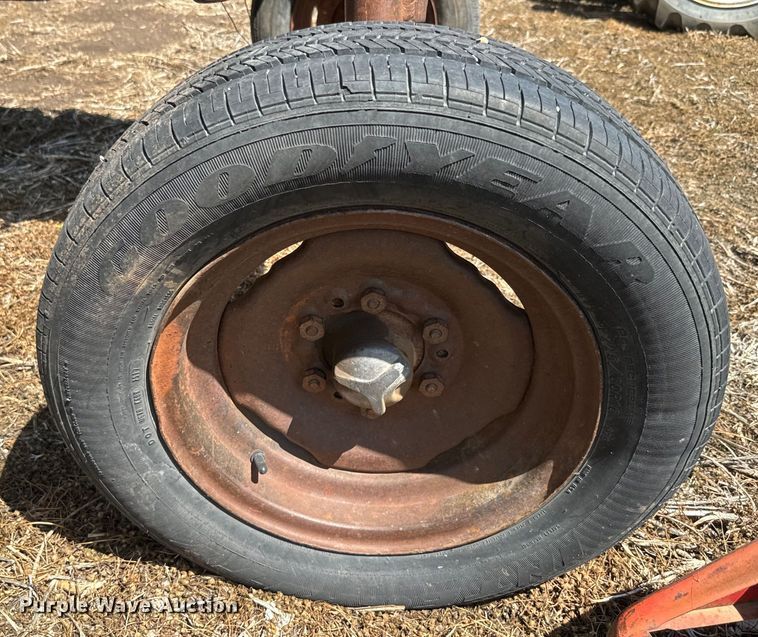 image for item EJ2775 1966 Massey Ferguson MF180 tractor