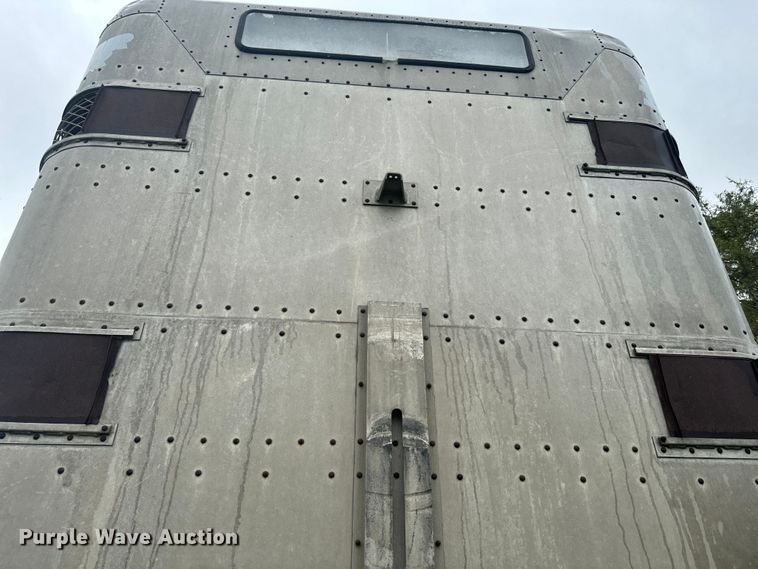 image for item EJ2804 1988 Wilson PSDCL-206 livestock trailer