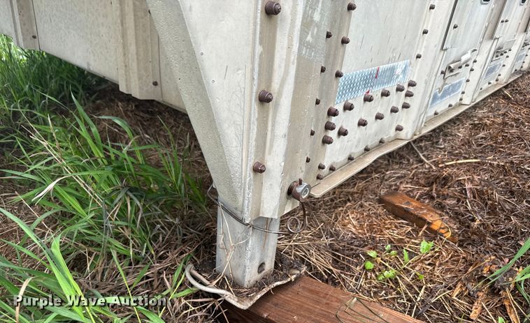 image for item EJ2804 1988 Wilson PSDCL-206 livestock trailer