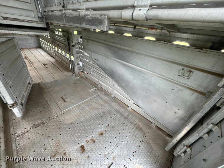 image for item EJ2804 1988 Wilson PSDCL-206 livestock trailer